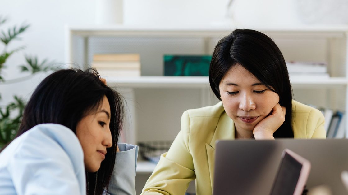 担当者の隣で画面を一緒に見ながら進め方を相談している様子